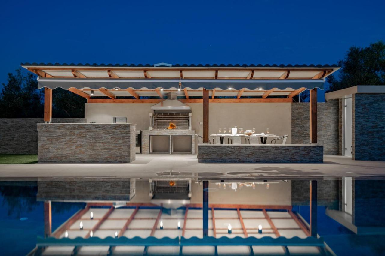 Antonia Villa - Luxurious Serenity With Private Pool, By Zantewize Kalipádhon Extérieur photo