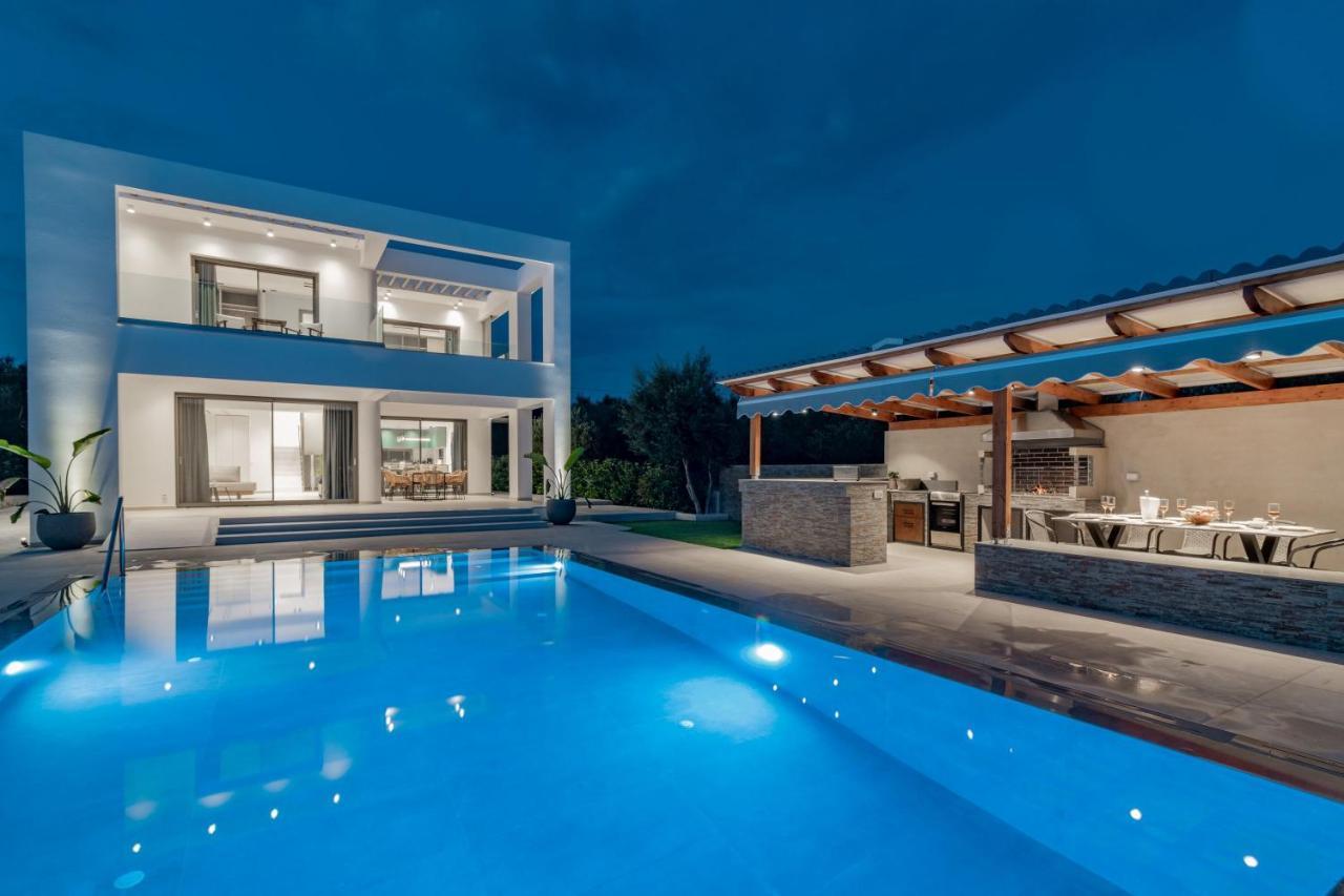 Antonia Villa - Luxurious Serenity With Private Pool, By Zantewize Kalipádhon Extérieur photo